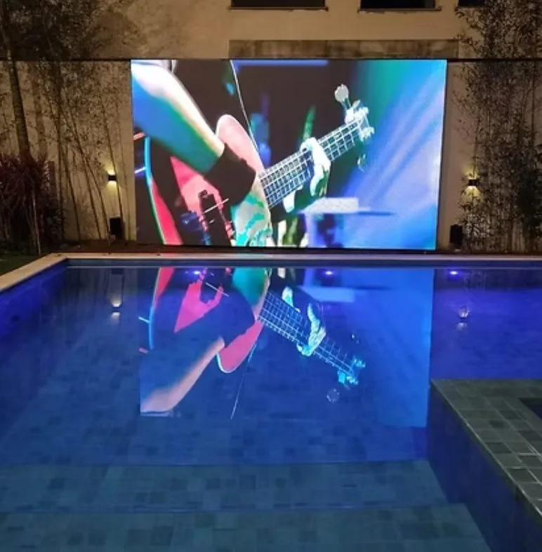 Painel de LED outdoor à beira de piscina residencial de alto padrão